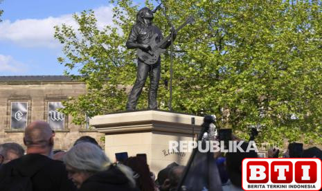 patung-vokalis-motorhead-lemmy-kilmister-berdiri-tegak-di-burslem-inggris