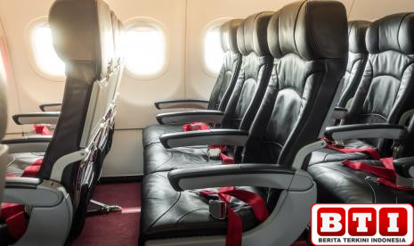 pegal-terbang-jauh-di-pesawat-ekonomi-ini-trik-pilih-kursi-nyaman-1