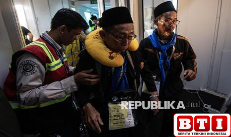 pemberangkatan-jamaah-calon-haji-kloter-pertama-embarkasi-palembang