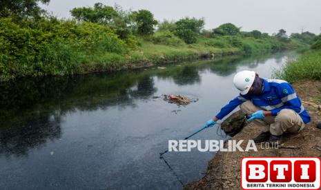 penampakan-sungai-cirarab-yang-tercemar-air-lindi-tpa-jatiwaringin