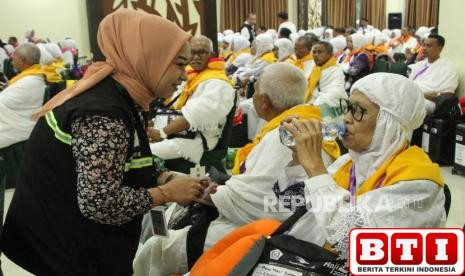 pendeta-steven-ikut-lepas-119-jamaah-haji-asal-kabupaten-jayapura-ke-tanah-suci