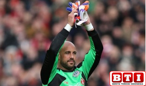 pepe-reina-akhirnya-umumkan-pensiun-bela-como-lawan-inter-sebelum-gantung-sarung-tangan