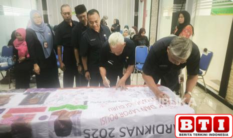 peringati-hardiknas-guru-di-jakut-tanda-tangani-petisi-tolak-pemerasan-dan-intimidasi