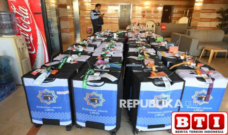 petugas-haji-siaga-24-jam-sisir-koper-jamaah