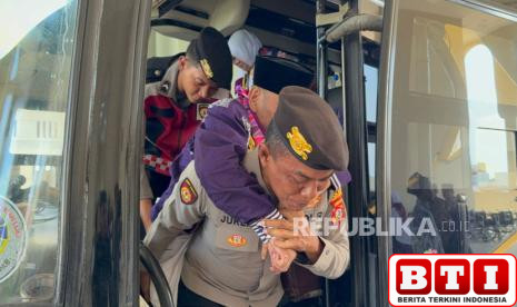 polisi-bantu-calhaj-lansia-di-asrama-haji-indramayu