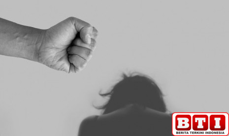 pria-aniaya-dan-teriaki-wanita-sebagai-teroris-di-halte-viral-kini-diburu-polisi