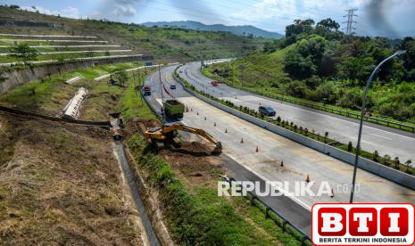 progres-perbaikan-jalan-tol-cisumdawu-yang-rusak-akibat-pergerakan-tanah