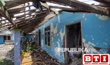 puting-beliung-terjang-desa-di-majalengka-hempas-rumah-dan-pabrik