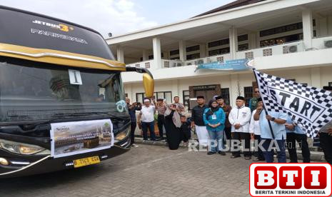 ratusan-calon-jamaah-haji-kloter-pertama-asal-bandung-diberangkatkan-ke-asrama-haji-bekasi