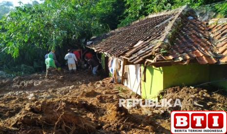rawan-longsor-susulan-belasan-jiwa-warga-lembang-mengungsi
