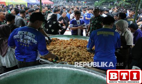 rayakan-gelar-juara-ribuan-bobotoh-persib-hadiri-masak-besar-batagor