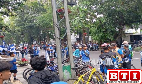 rayakan-persib-juara-liga-i-bobotoh-padati-kawasan-balai-kota-bandung