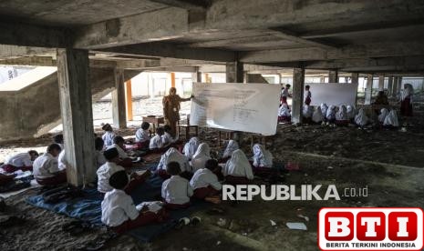 ruang-kelas-dikunci-kontraktor-siswa-sdn-bendono-1-demak-belajar-di-kolong-bangunan