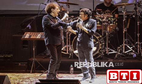 saat-dua-raja-musik-bersatu-di-panggung-konser-god-bless