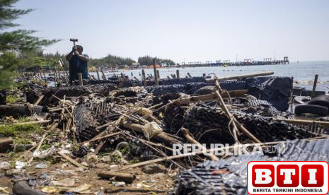 sampah-plastik-limbah-pabrik-cemari-pantai-balongan-indah