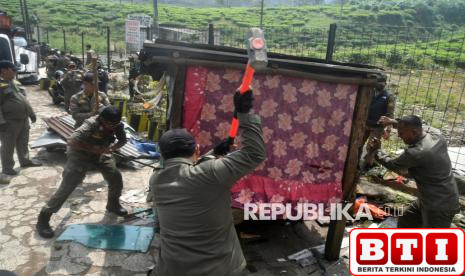 satpol-pp-bongkar-puluhan-lapak-pkl-di-puncak-bogor