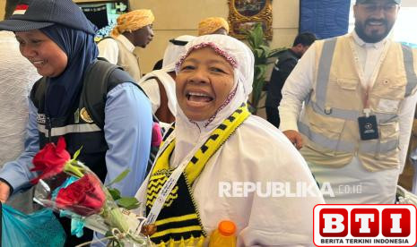 sekuntum-mawar-dan-air-zamzam-sambut-kedatangan-jamaah-calon-haji-di-makkah