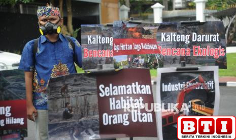 soroti-kerusakan-lingkungan-di-kalteng-walhi-gelar-aksi-di-gedung-dpr