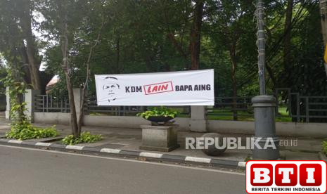 spanduk-bertuliskan-kdm-lain-bapak-aing-terpasang-di-ruas-jalan-di-bandung