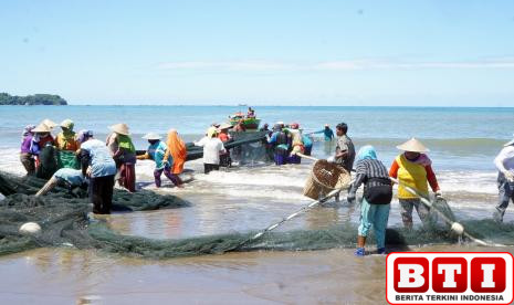 sungai-niyama-meluap-sampahnya-nodai-lima-pantai-di-tulungagung