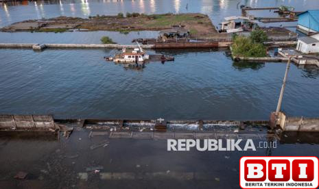 tanggul-jebol-pelabuhan-tanjung-emas-semarang-tergenang-banjir-rob