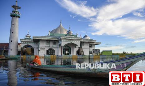 tanpa-daratan-warga-desa-muara-enggelam-hidup-di-atas-air