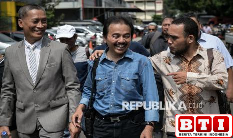 tawa-lepas-roy-suryo-usai-diperiksa-sebagai-saksi-kasus-ijazah-jokowi