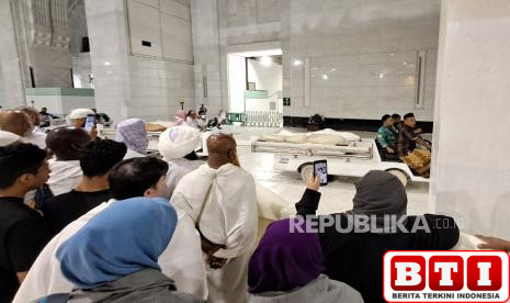 tersungkur-di-kursi-roda-usai-umroh-wajib-anggota-jamaah-haji-asal-medan-wafat