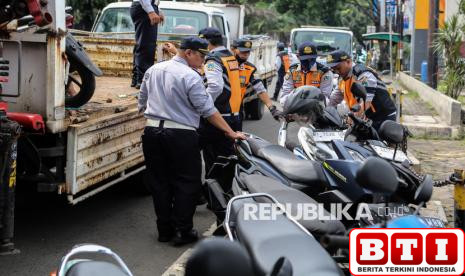 tertibkan-parkir-liar-dishub-dki-juru-parkir-hanya-atur-kendaraan-di-parkiran