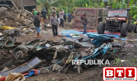 truk-tronton-tabrak-angkot-di-purworejo-11-orang-meninggal-dunia