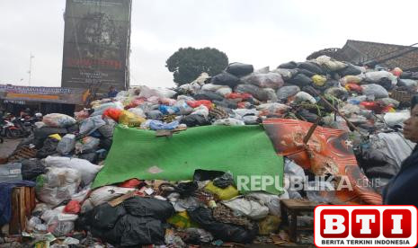 tumpukan-sampah-menggunung-di-pasar-gegerkalong-bandung