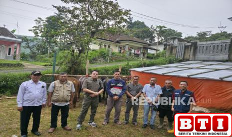 warga-di-kabupaten-sukabumi-terima-tujuh-sapi-kurban-1