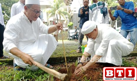 zikir-dan-tanam-di-hutan-wakaf-azzikra