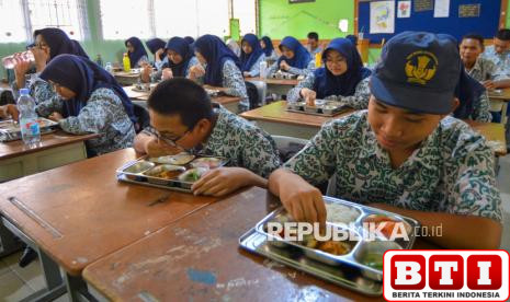 11-sekolah-di-kota-padang-mulai-pelaksanaan-program-mbg