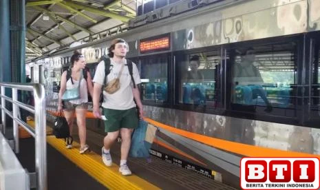 123-ribu-wisatawan-mancanegara-gunakan-kereta-api