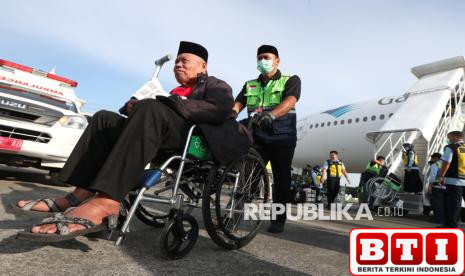 393-jamaah-haji-kloter-pertama-aceh-tiba-di-tanah-air