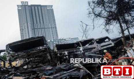 50-bus-transjakarta-bekas-ludes-dilalap-si-jago-merah