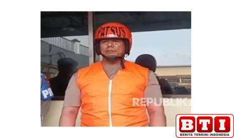 anggota-polisi-medan-yang-palak-pengendara-motor-rp-100-ribu-dihukum-guling-guling-di-aspal