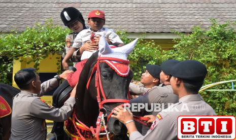 antusiasme-siswa-slbn-depok-ikuti-edukasi-polisi-satwa