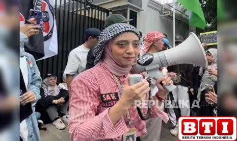 chiki-fawzi-turun-ke-jalan-desak-mesir-buka-gerbang-rafah-untuk-gaza