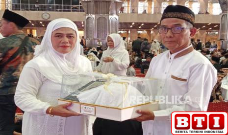cinta-tak-mengenal-usia-kisah-haru-pasangan-lansia-di-nikah-massal