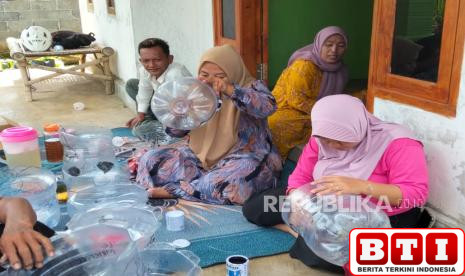 dari-sampah-jadi-berkah-rumah-zakat-ajak-warga-probolinggo-daur-ulang-galon-plastik