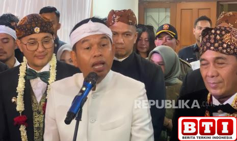 datangi-rumah-di-cidahu-yang-rusak-digeruduk-warga-dedi-mulyadi-diperbaiki-saya-kirim-rp-100-juta