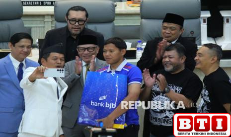 dijanjikan-kdm-rp-2-miliar-persib-bandung-tolak-bonus-juara-liga-1-hanya-rp-365-juta