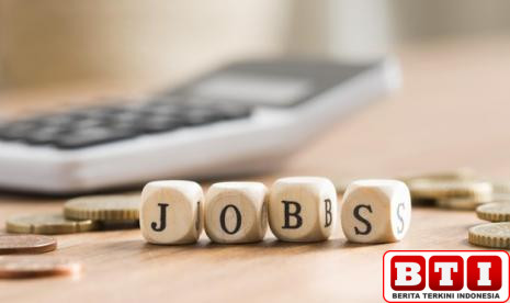 dijanjikan-kerja-di-pabrik-mobil-listrik-25-warga-cirebon-malah-terlantar-di-subang