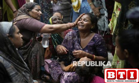 duka-selimuti-keluarga-korban-kecelakaan-pesawat-air-india