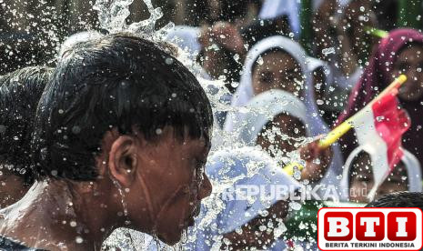 gembiranya-anak-di-jambi-dapat-bantuan-akses-air-bersih