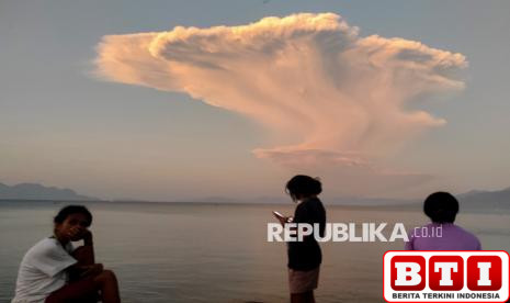 gunung-lewotobi-laki-laki-erupsi-tinggi-kolom-abu-capai-10-km