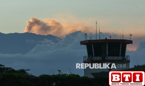 gunung-raung-meletus-berkali-kali-bpbd-bagikan-masker-ke-warga