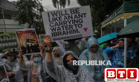 hujan-tak-surutkan-semangat-peserta-aksi-solidaritas-palestina-di-kedubes-mesir